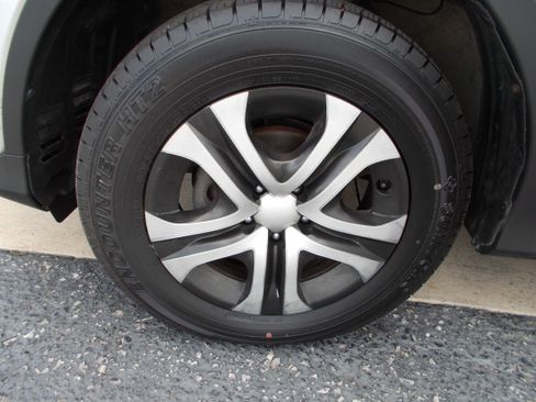 Used 2013 Toyota RAV4 AWD LE image 13