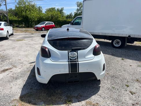 Used 2013 Hyundai Veloster image 4