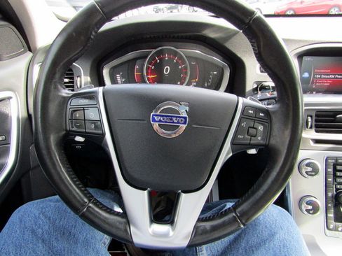 Used 2018 Volvo S60 T5 Dynamic AWD image 23