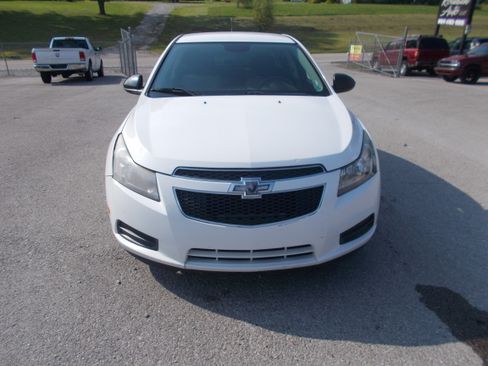 Used 2014 Chevrolet Cruze LS FWD image 2
