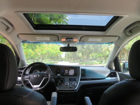 Used 2017 Toyota Sienna SE FWD image 27