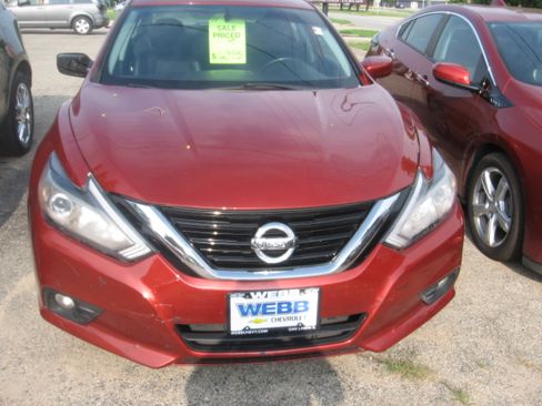 Used 2016 Nissan Altima Sedan w/ Premium Pkg FWD image 2