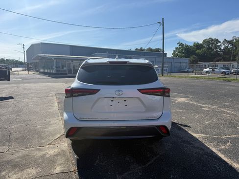 Used 2021 Toyota Highlander FWD Limited V6 image 3
