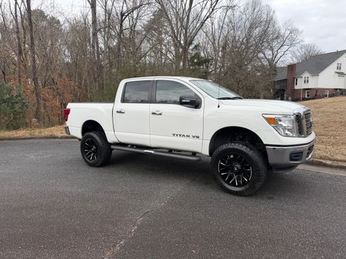Used 2018 Nissan Titan SV image 11