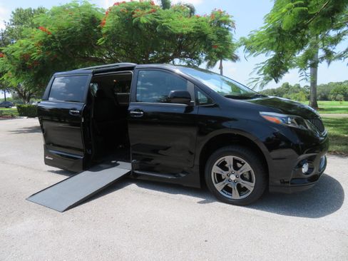 Used 2017 Toyota Sienna SE FWD image 3