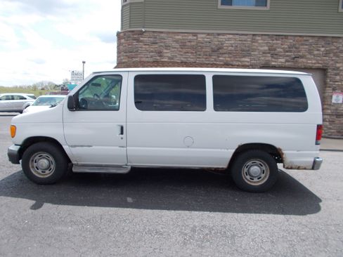 Used 2006 Ford E-150 and Econoline 150 Wagon RWD image 8