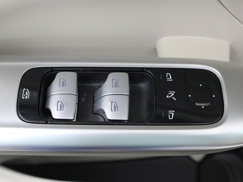 Used 2025 Mercedes-Benz C 300 image 13