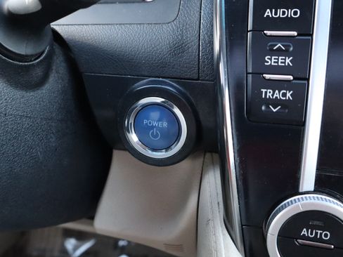 Used 2012 Toyota Camry image 22