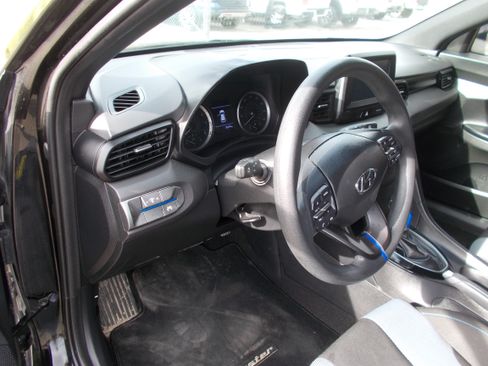 Used 2020 Hyundai Veloster image 6