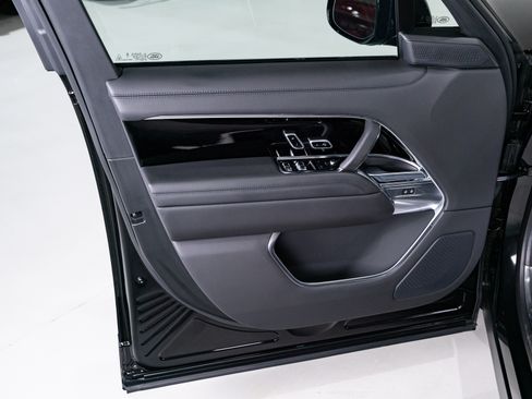 Used 2025 Land Rover Range Rover SE image 49