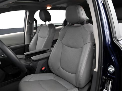 Used 2022 Toyota Sienna Limited image 44