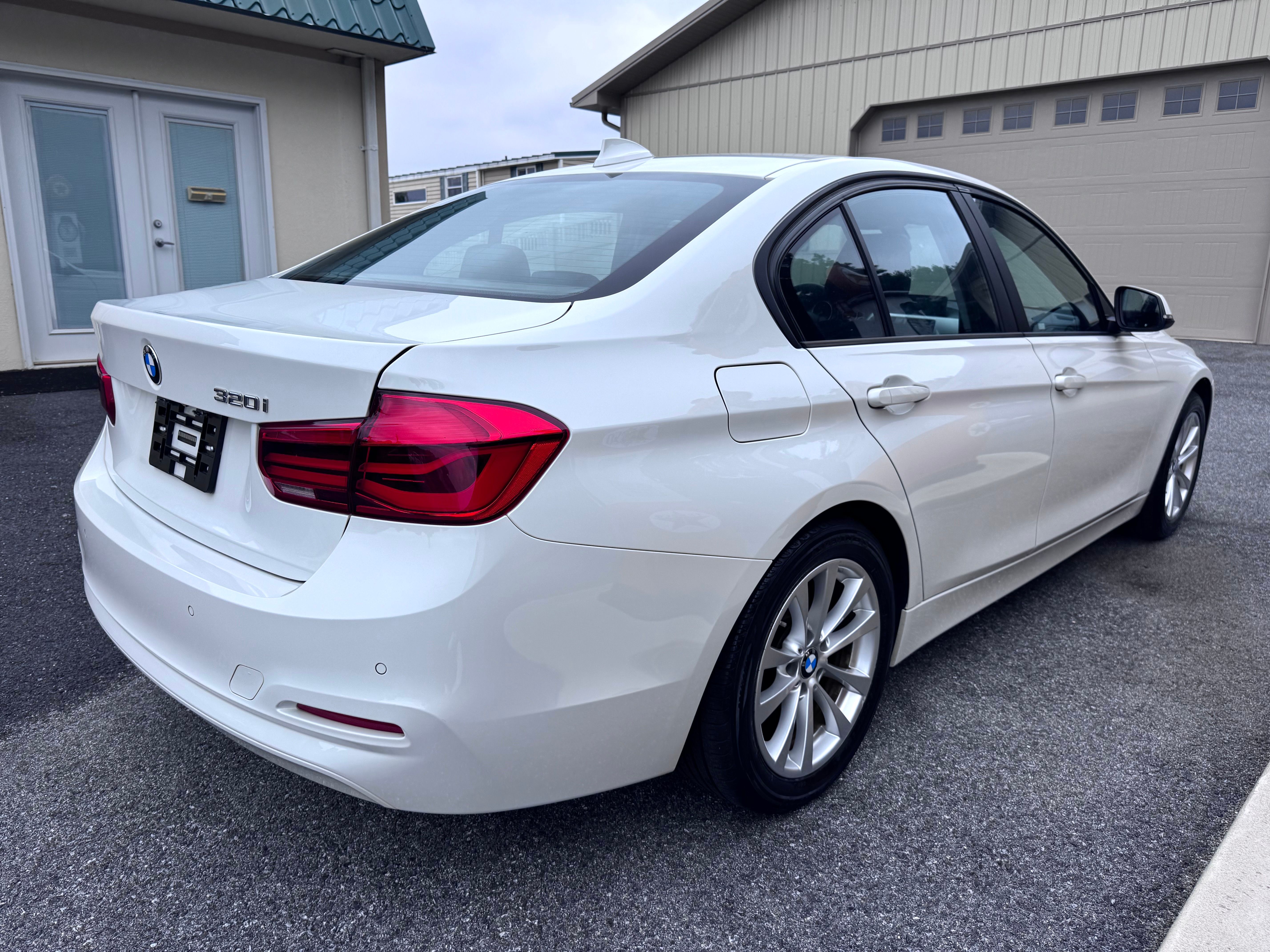 Used 2017 BMW 320i Sedan RWD image 5
