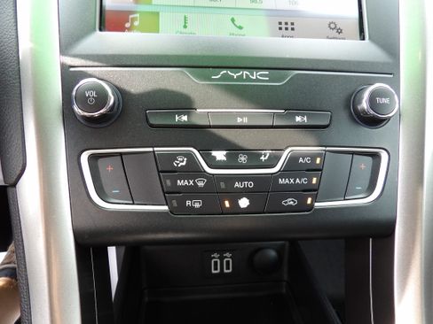 Used 2019 Ford Fusion SE FWD image 11