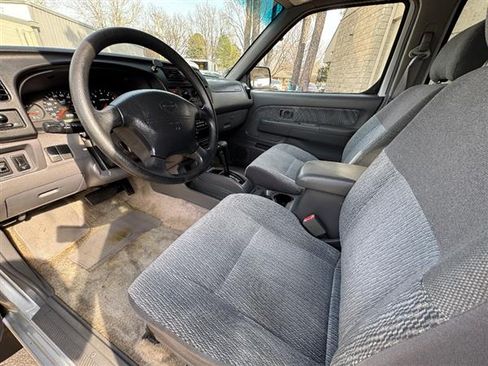 Used 2000 Nissan Frontier SE image 9