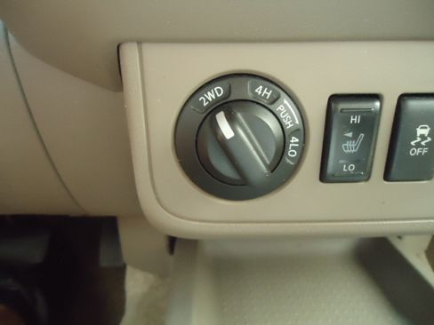 Used 2015 Nissan Frontier 4x4 Crew Cab SV image 17