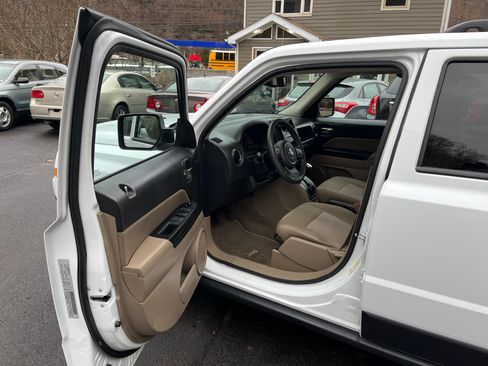 Used 2016 Jeep Patriot Sport image 8