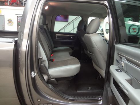 Used 2019 RAM 1500 SLT image 16