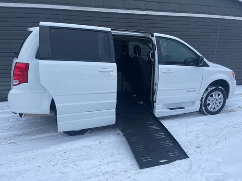 Used 2016 Dodge Grand Caravan SE image 3