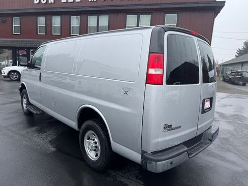 Used 2017 Chevrolet Express 2500 image 3