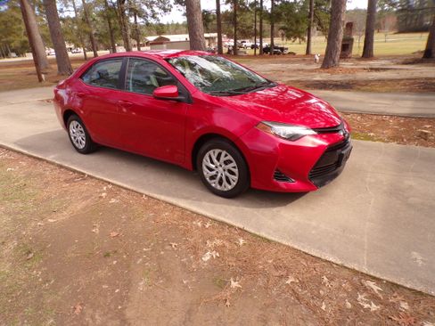 Used 2017 Toyota Corolla LE image 2
