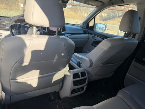 Used 2017 Honda Pilot Touring image 9