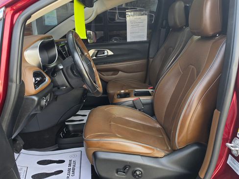 Used 2017 Chrysler Pacifica Limited FWD image 5