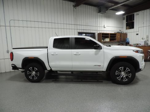 Used 2024 GMC Canyon AT4 image 11