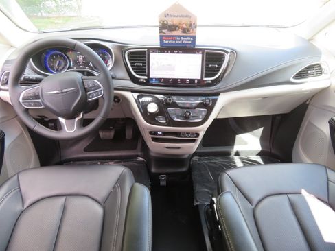 Used 2024 Chrysler Pacifica Touring-L image 40