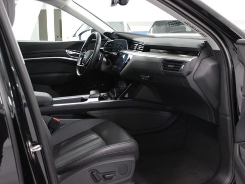 Used 2024 Audi Q8 e-tron Premium image 41