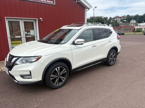 Used 2020 Nissan Rogue AWD SV image 2