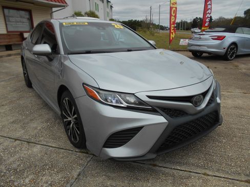 Used 2020 Toyota Camry SE image 3