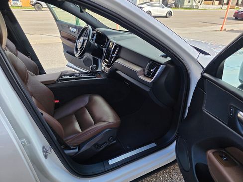 Used 2021 Volvo XC60 T5 Momentum image 8