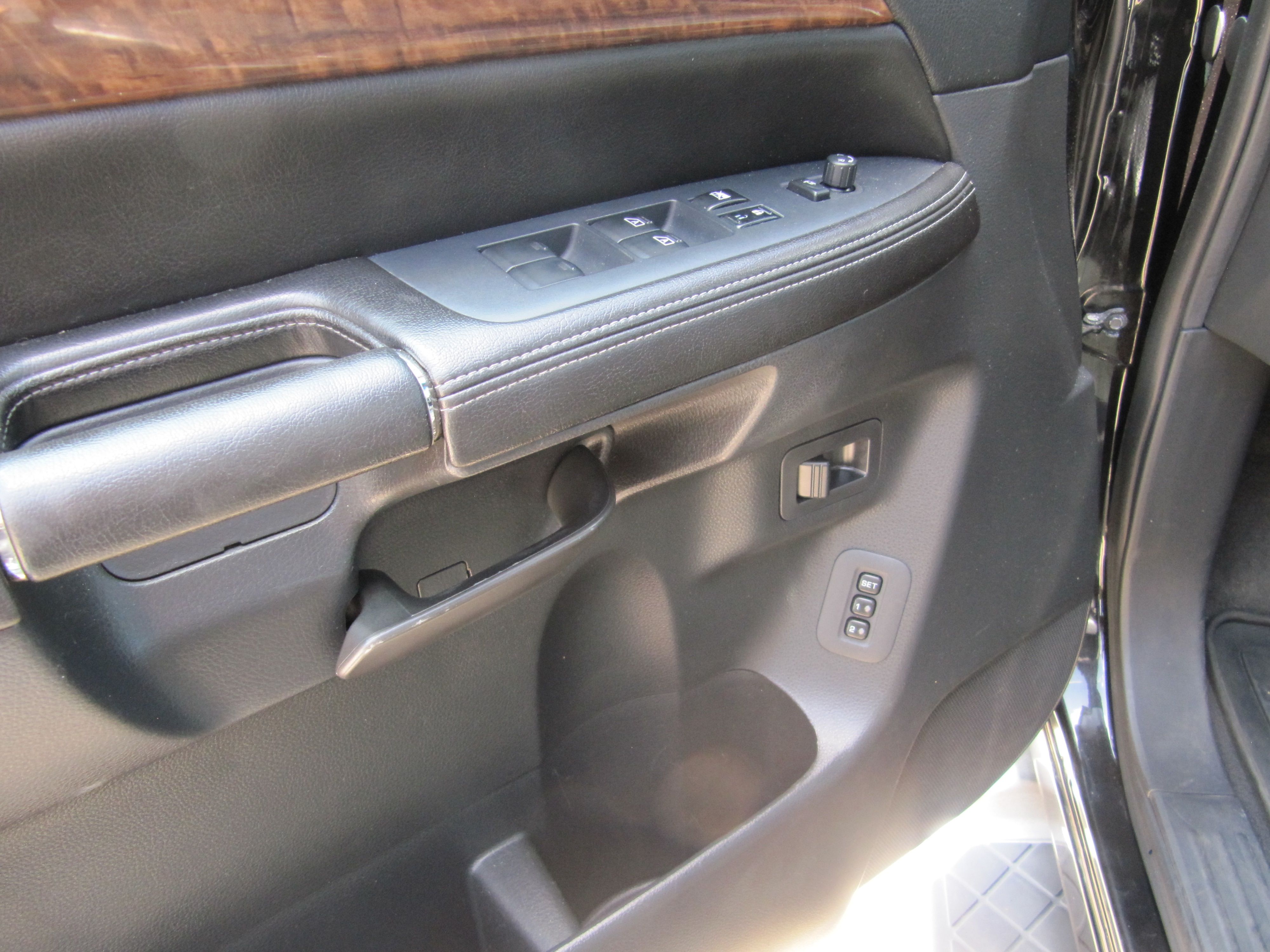 Used 2014 Nissan Armada Platinum AWD/4WD image 16