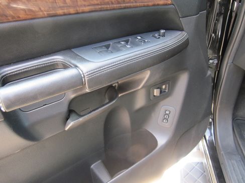 Used 2014 Nissan Armada Platinum image 16