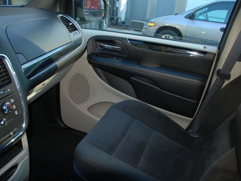 Used 2016 Dodge Grand Caravan image 9