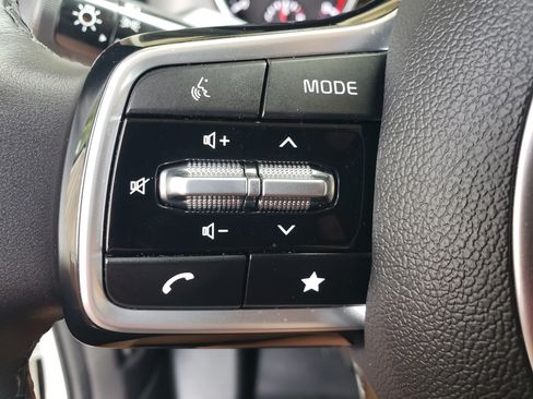 Used 2023 Kia Carnival LX image 19