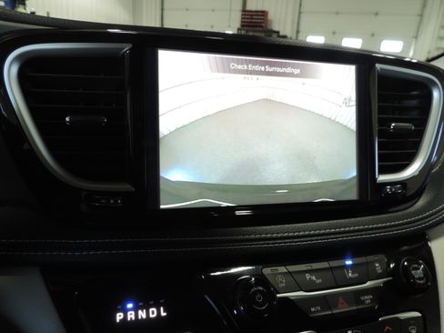 Used 2024 Chrysler Pacifica Touring-L AWD image 39