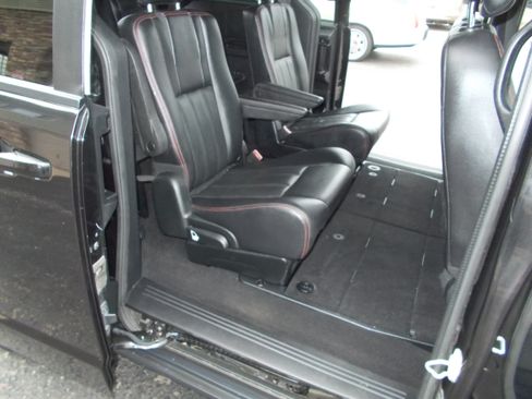 Used 2018 Dodge Grand Caravan GT FWD image 19