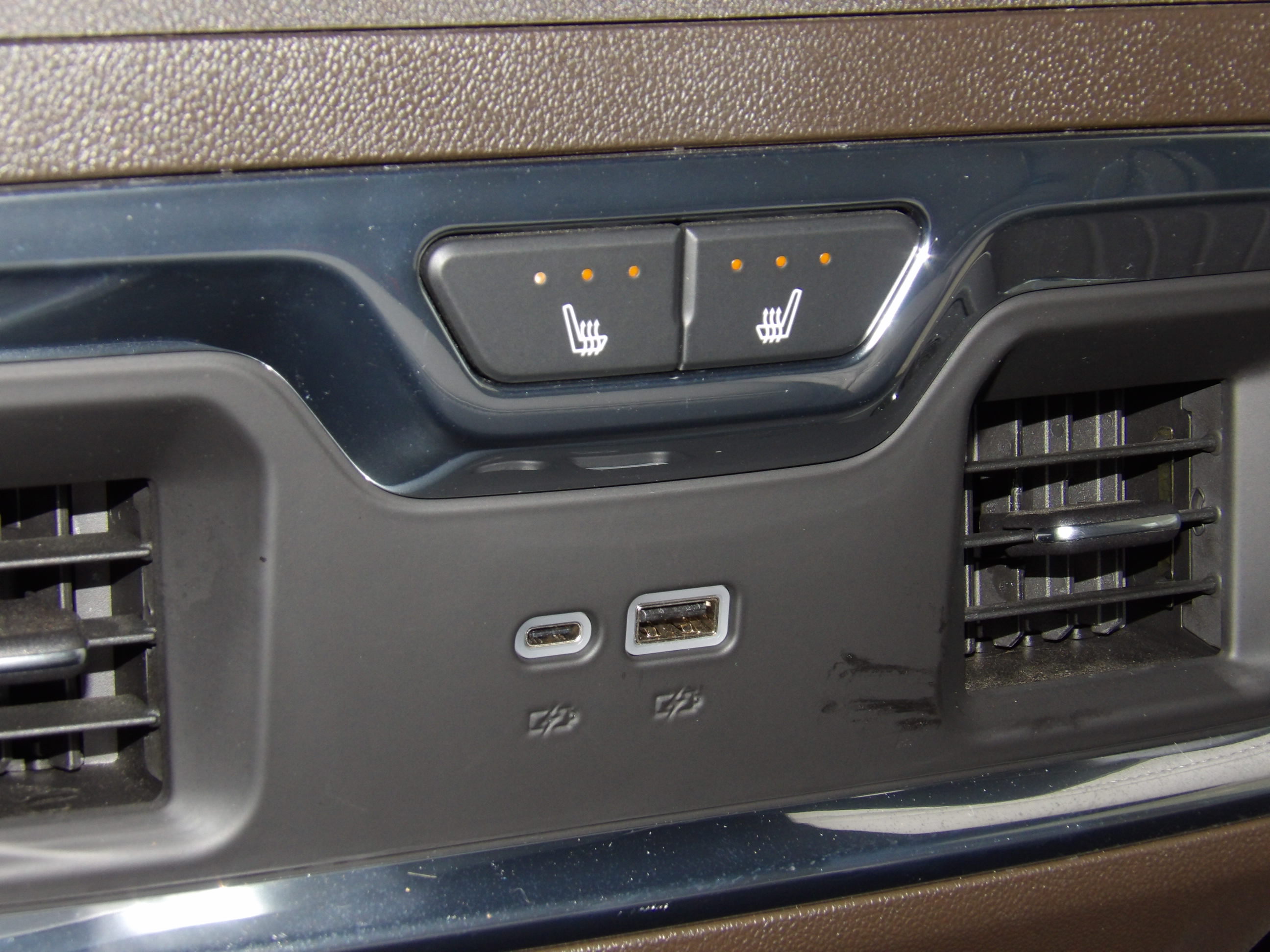 Used 2025 Chevrolet Silverado 3500 4x4 Crew Cab LTZ image 8