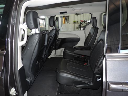 Used 2020 Chrysler Pacifica Touring-L Plus image 31