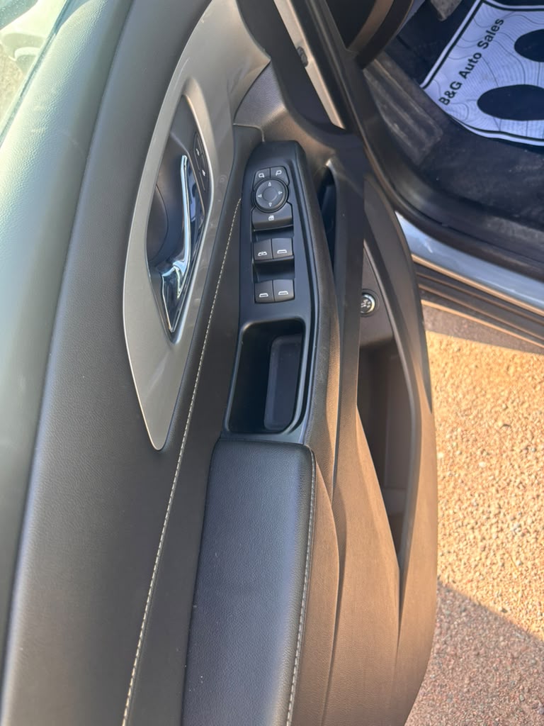 Used 2023 Chevrolet Traverse FWD LT image 14