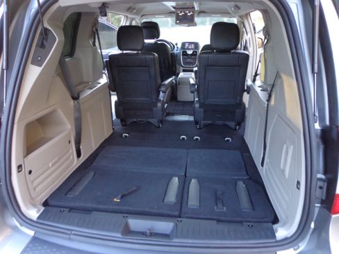 Used 2014 Chrysler Town & Country Touring image 17