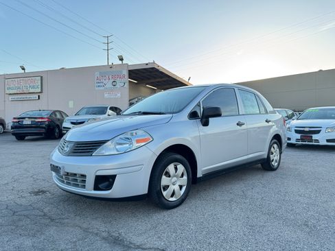 Used 2011 Nissan Versa image 2