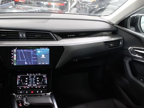 Used 2024 Audi Q8 e-tron Premium image 38