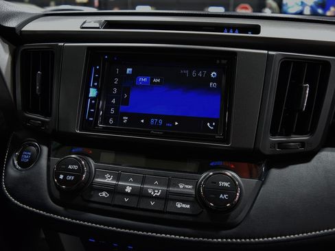 Used 2018 Toyota RAV4 FWD image 28
