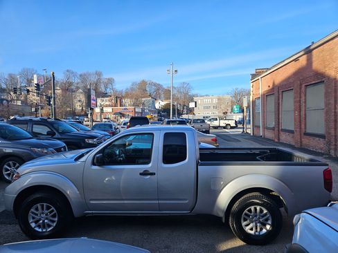 Used 2015 Nissan Frontier SV image 3