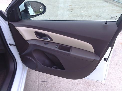 Used 2015 Chevrolet Cruze LT image 11