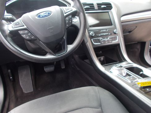 Used 2019 Ford Fusion SE FWD image 13