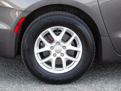 Used 2020 Chrysler Pacifica Touring image 9