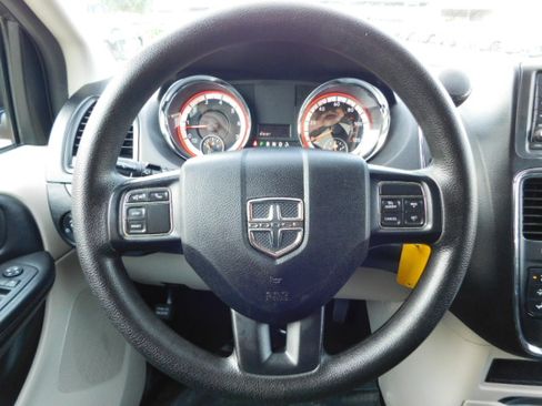 Used 2018 Dodge Grand Caravan SE image 12